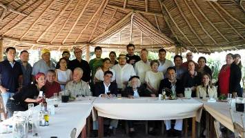 La delegación de poetas junto a Ernesto Cardenal